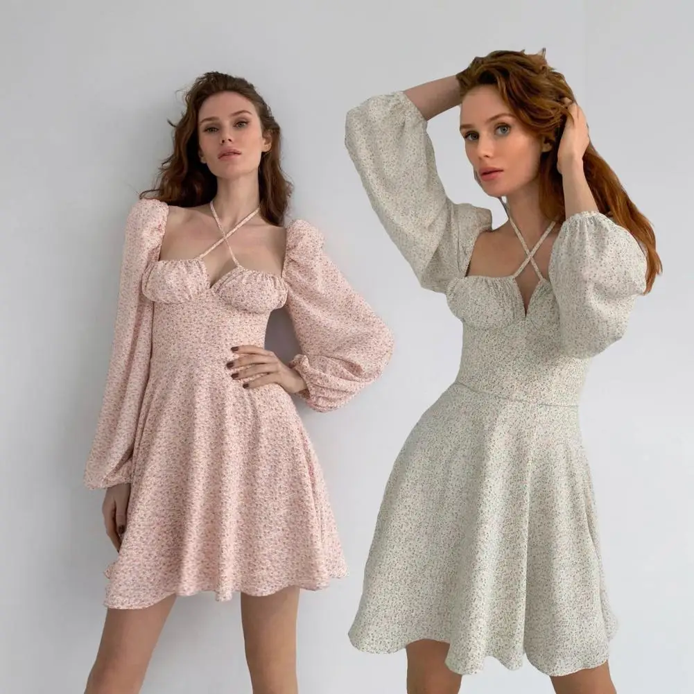 

Женское летнее мини-платье с глубоким вырезом и цветочным принтом