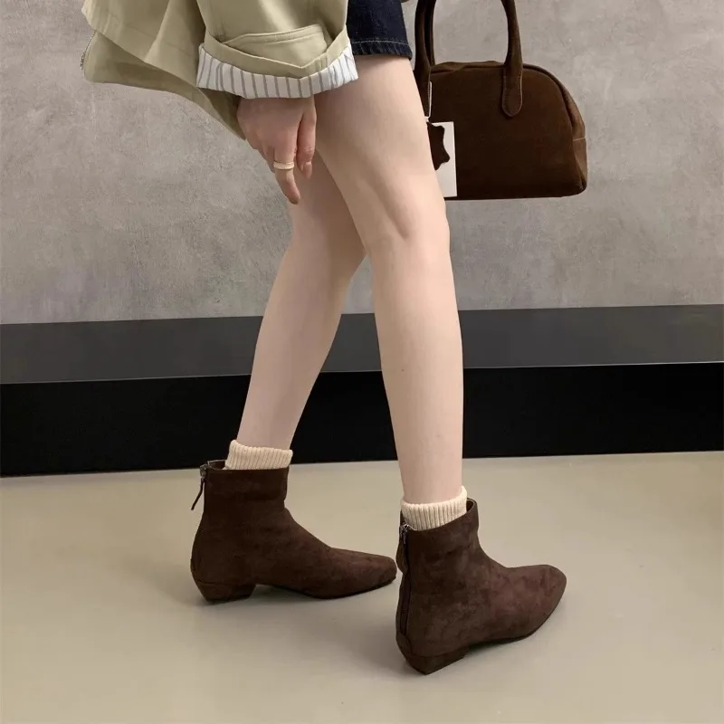 Женские замшевые кожаные осенние ботильоны на квадратном каблуке с острым