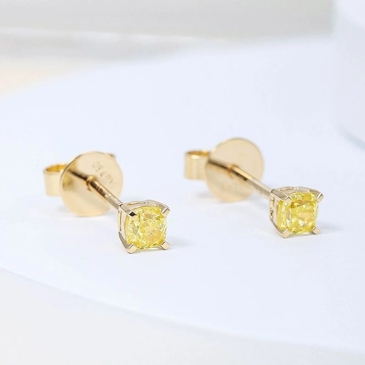 Желтый цвет Бриллиантовая огранка Бриллианты Серьги-гвоздики 14 карат Желтое