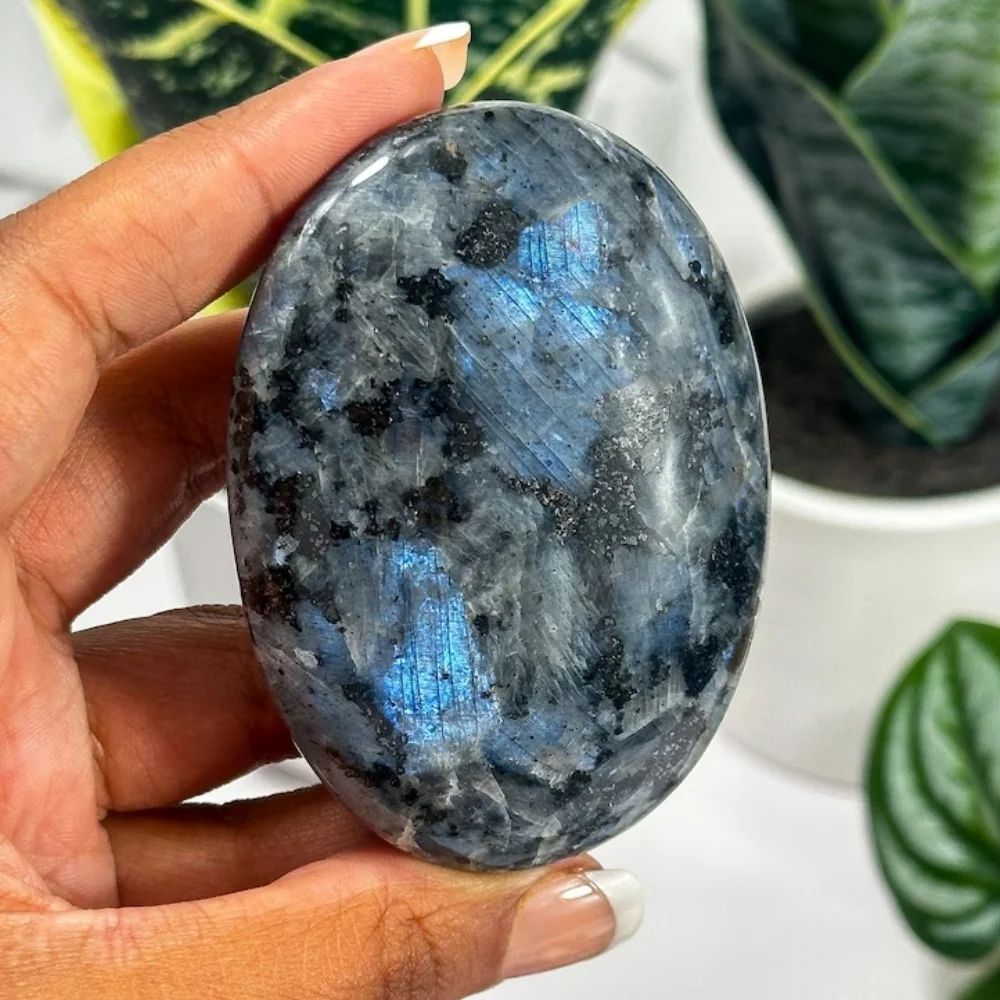 

Каменная скульптура CrystalHola в виде пальмового листа