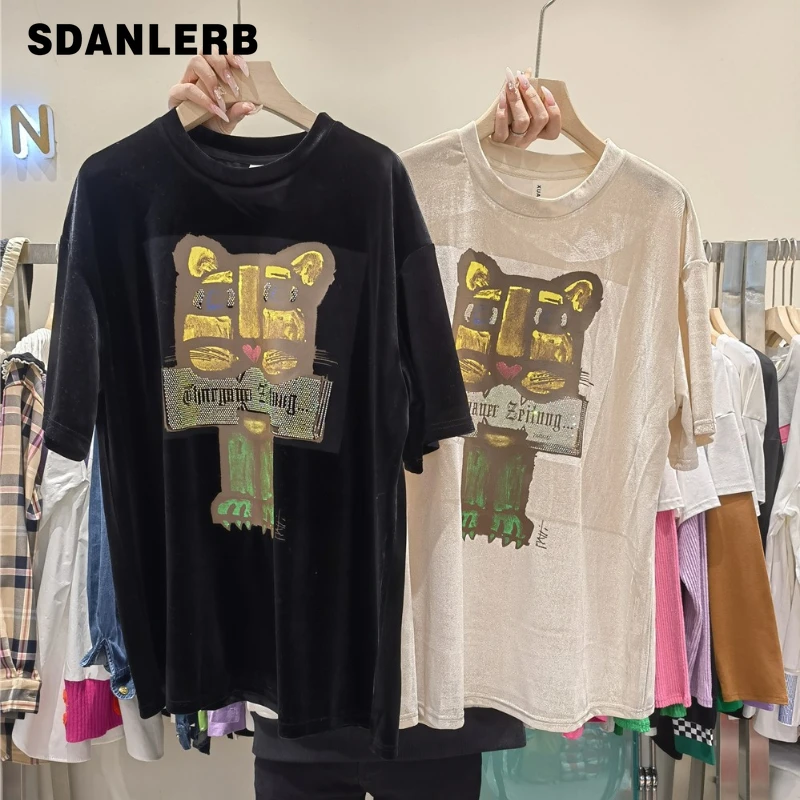 

Тяжелая вышивка, лидер продаж, Золотая Бархатная футболка с короткими рукавами для женщин, сезон Ранняя весна 2022, свободная рубашка с круглы...