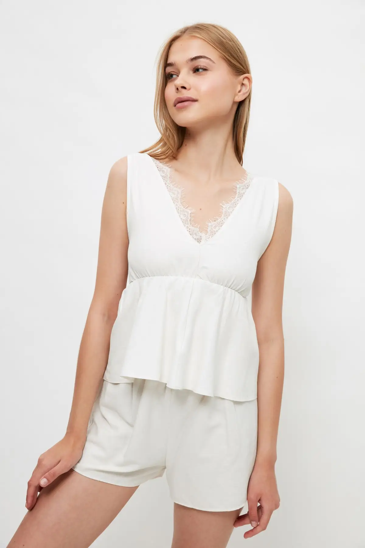 

Trendyol Lace Detail Woven Pajamas set THMSS21PT1514