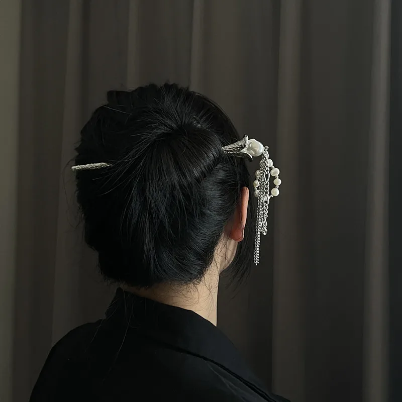 Шпилька для волос с длинной металлической цепочкой и жемчугом |