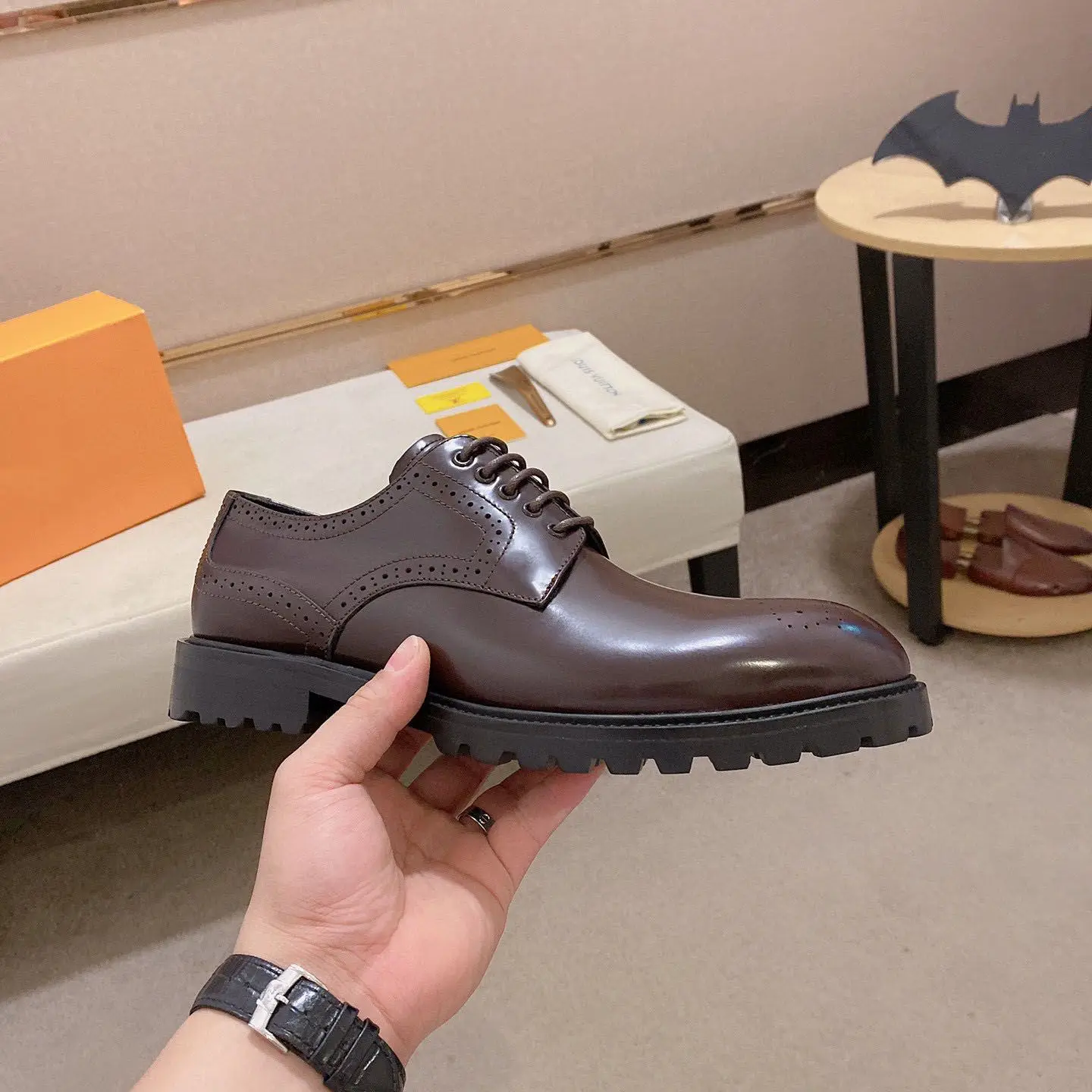 

Новое поступление, классические брендовые дизайнерские мужские официальные деловые туфли из натуральной кожи, дышащие туфли Qh0p1