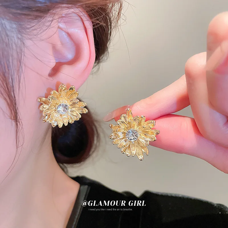 

Korean Fashion Luxury Gold Crystal Flower Stud Earrings for Women Girls 2023 Trendy Chic Causal Earrings Lady Sweet Jewelry Gift