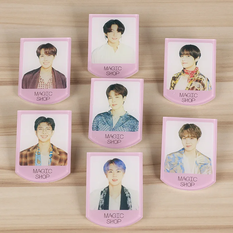 

Новый Kpop Bangtan Boys Волшебный Магазин одинаковые значки на булавке Акриловые броши ювелирные изделия аксессуары красивый дизайн украшение на ...