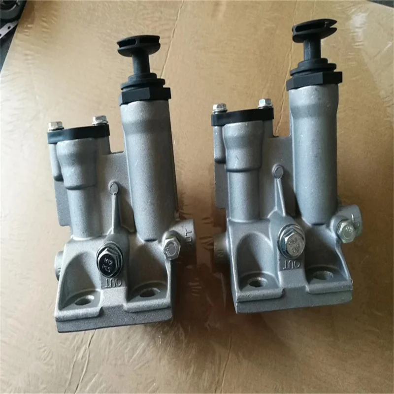 

Excavator construCummins qsb6 7 QSB4. 5 engine PC200-8 hand oil pump / water separator assembly FS19732 with filter base 5364386