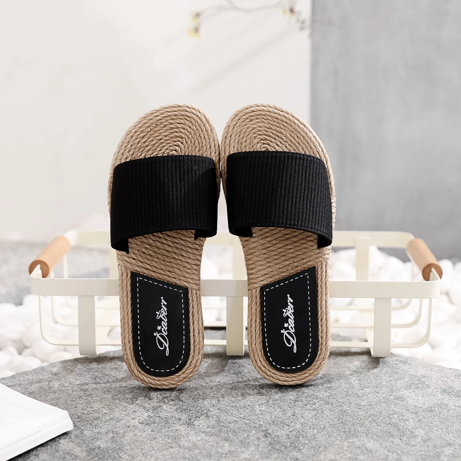 Рисунок 5 - Женские летние шлепанцы Mx14 в национальном стиле