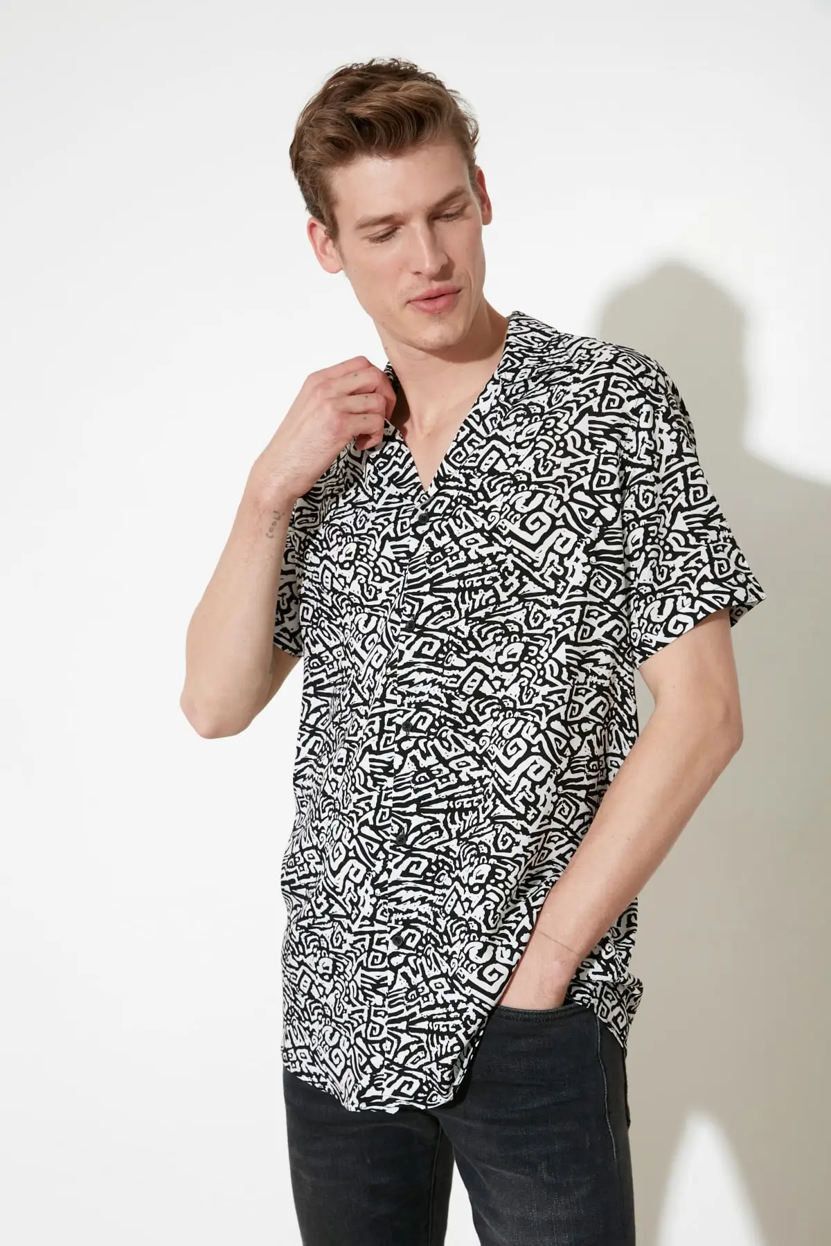 

Trendyol Male Regular Fit Apaş Collar Short-Sleeve Shirt TMNSS21GO0675