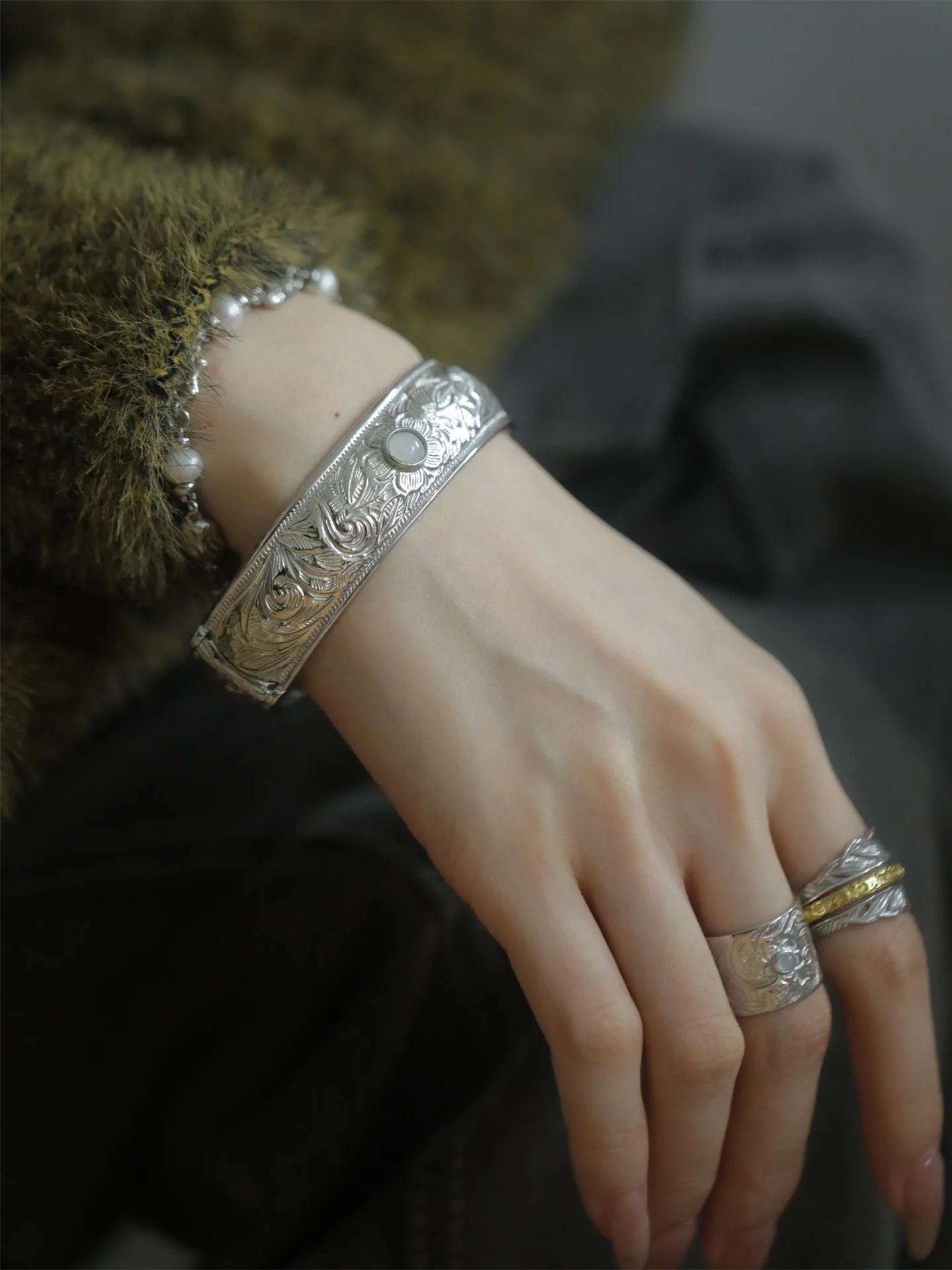 

Vintage Silver Color Fashion Tang Grass Pattern Bracelet Unisex Open Bracelet Banquet Jewelry Accessories Gift