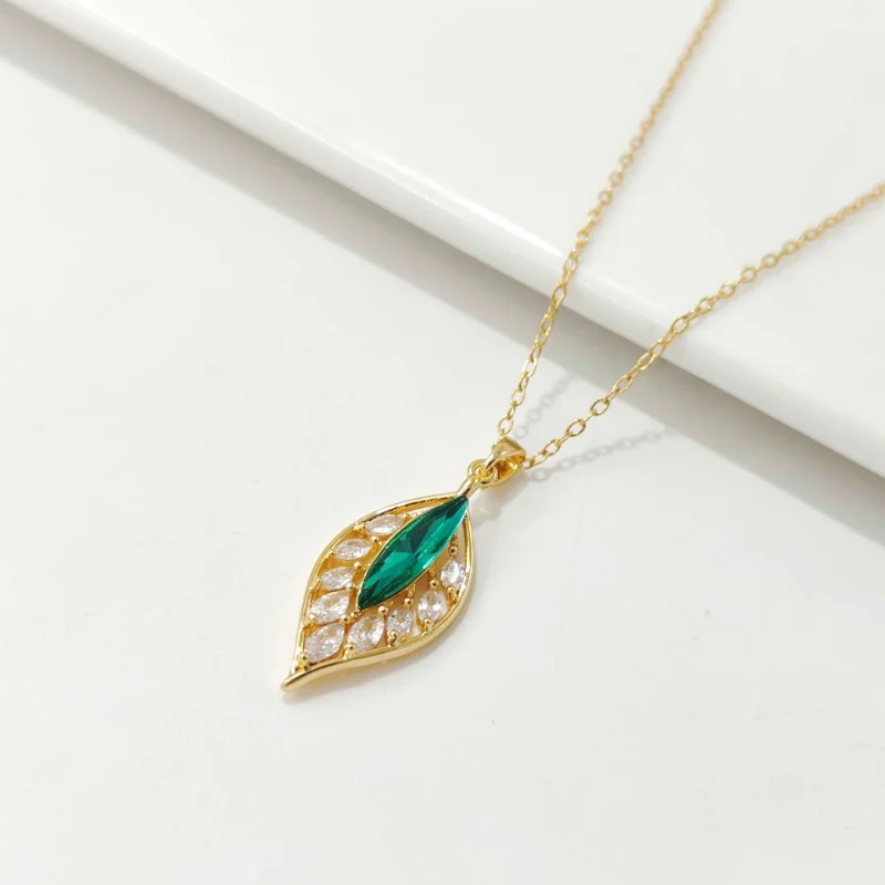 Fashion Green Zircon Leaf Pendant Necklace for Women Retro Luxury Gold Color Collar Chain Goth Girls Jewelry Accessories Gift