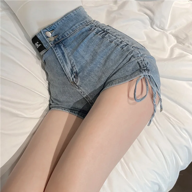 

Пикантные женские обтягивающие джинсовые шорты, летние короткие джинсы с завышенной талией и завязками на пуговицах, корейские обтягивающие модные синие женские джинсы, Новинка