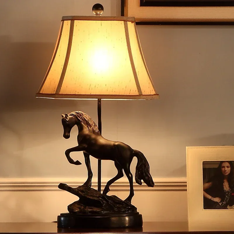 Ретро полимерная настольная лампа dark horse для спальни домашний декор прикроватная