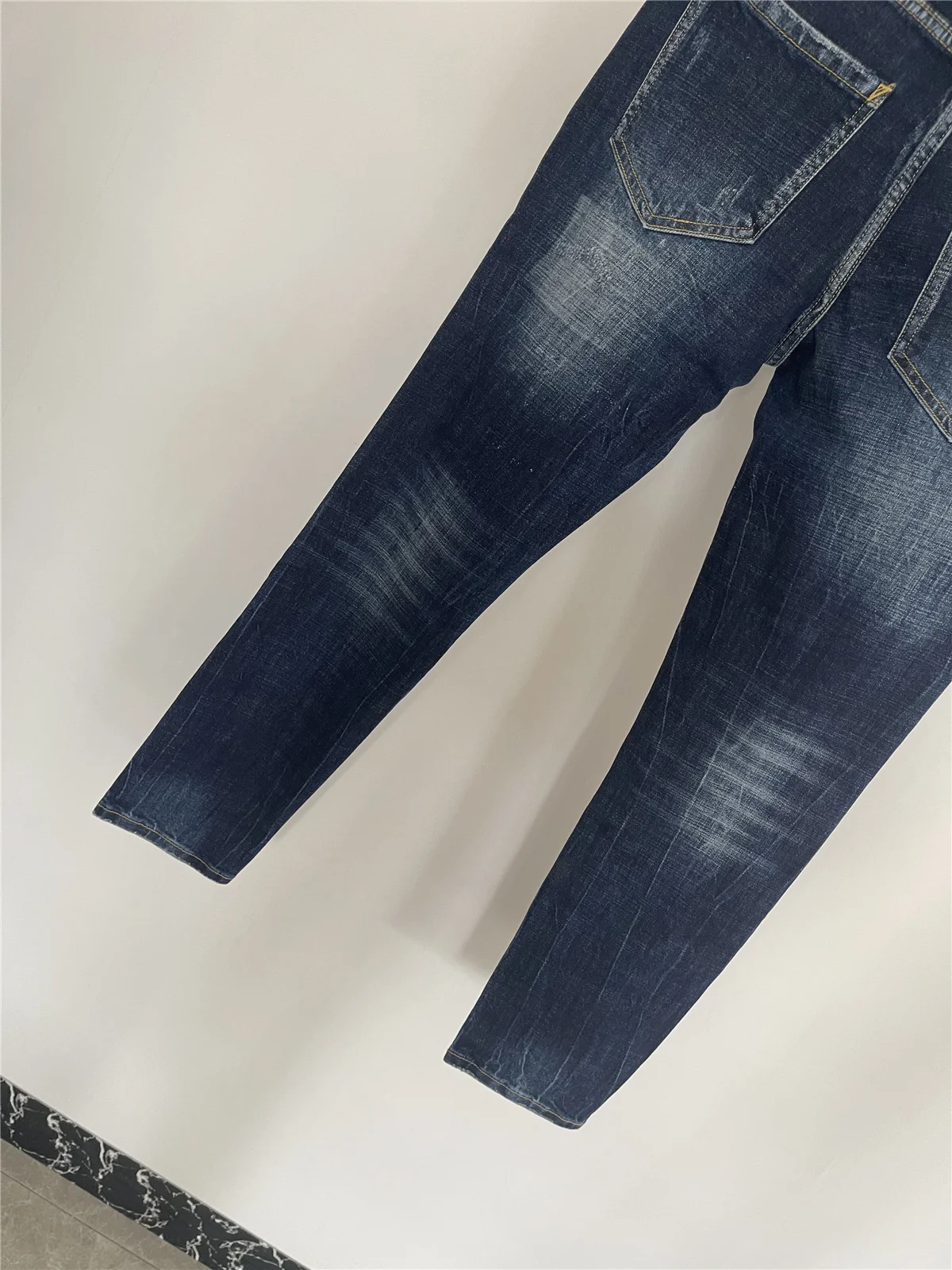 Весна и лето 2024 новые модные мужские потертые синие повседневные джинсы