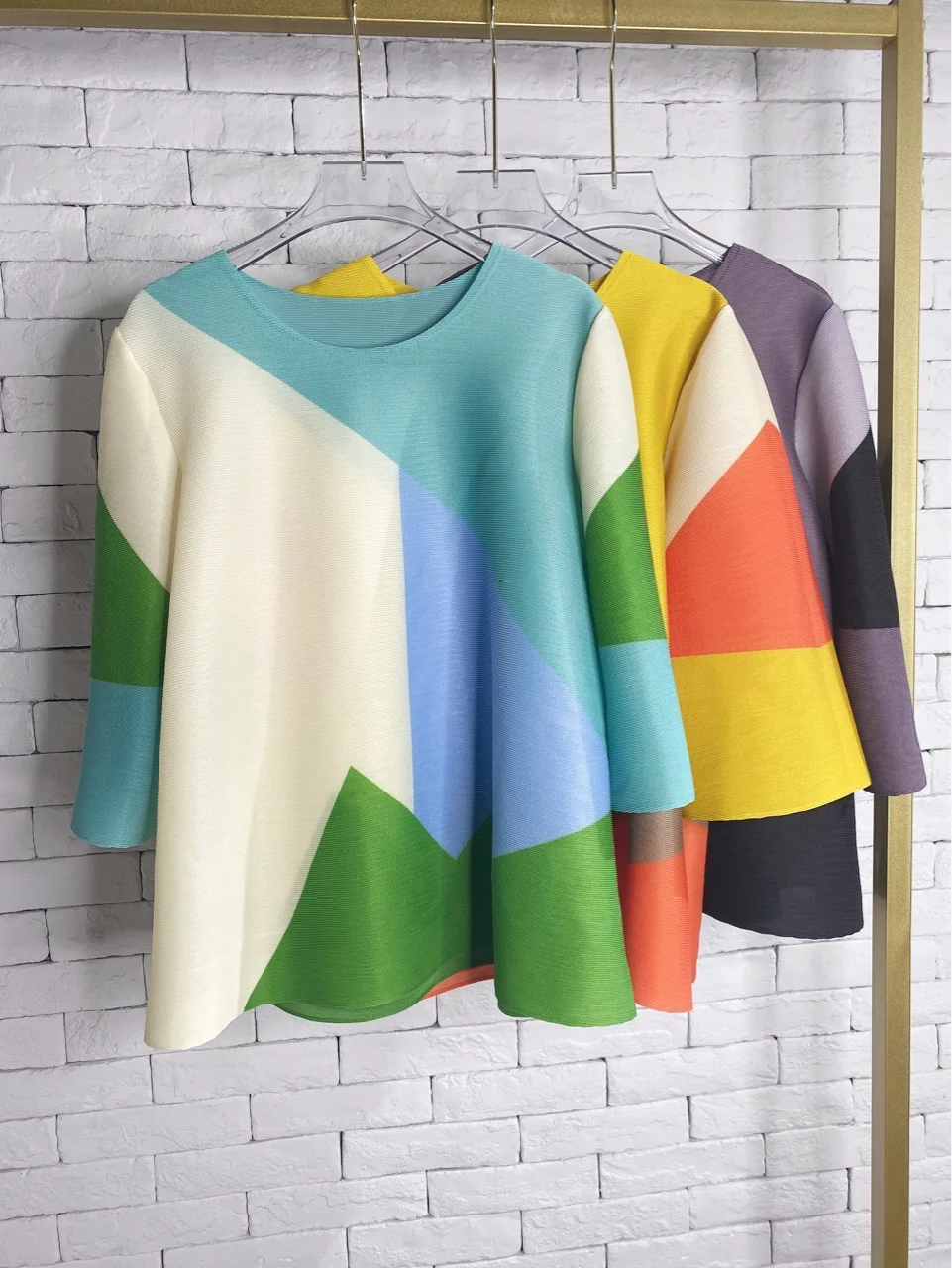 

Miyake pleated color matching T-shirt 2022 summer new loose large size thin round neck temperament women's top