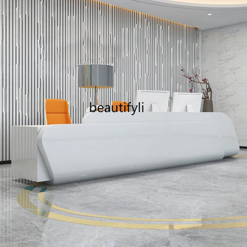 Кассовый прилавок для получения белой краски компании простой современный