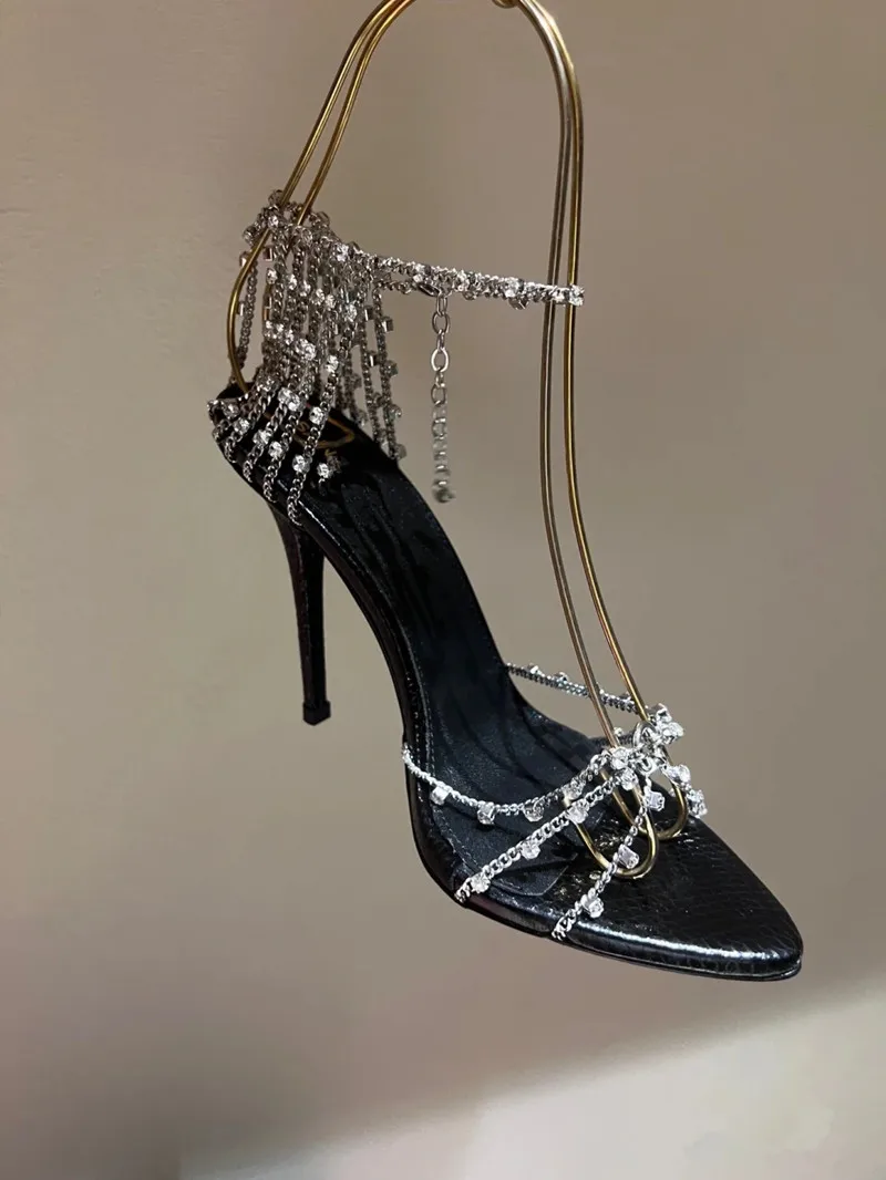 

Новинка весна-лето 2023 босоножки стразы на высоком каблуке на цепочке стилет привлекательная модная женская обувь с пряжкой