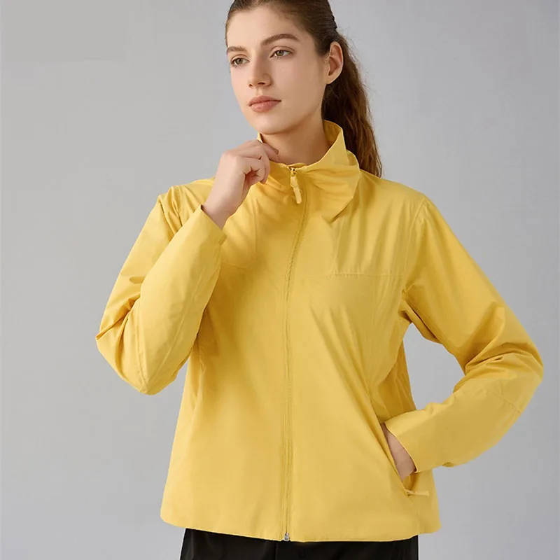 

Куртка женская спортивная ветрозащитная на молнии, с воротником-стойкой