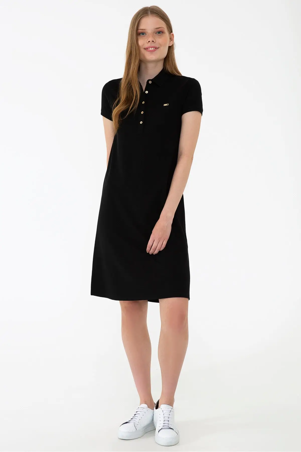 

Черное женское платье с коротким рукавом