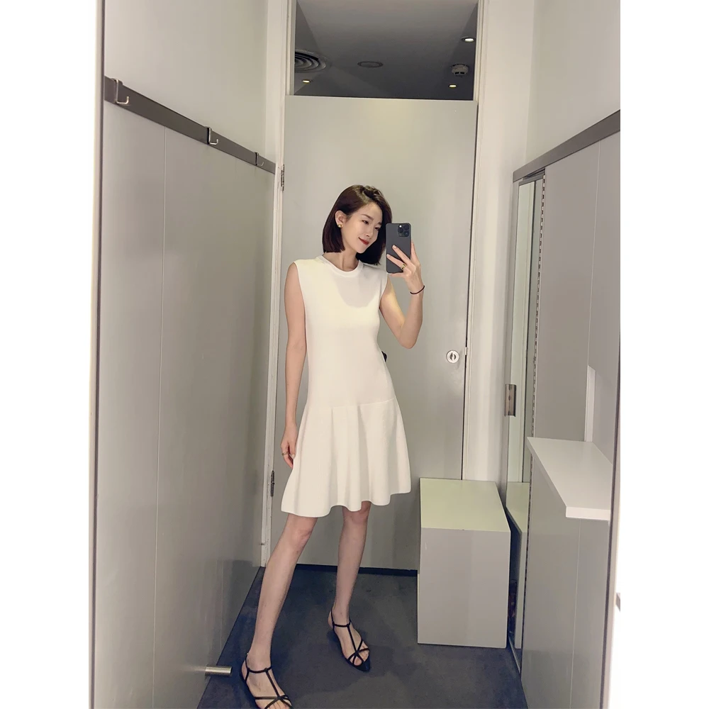 Женское облегающее платье без рукавов элегантное белое в рубчик с заниженной