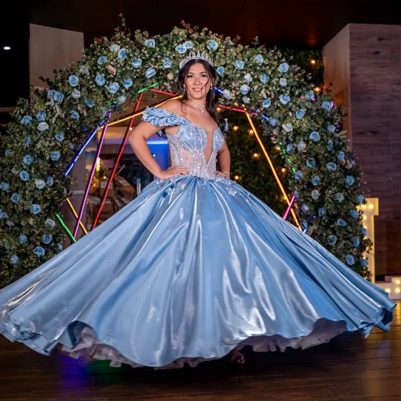 Фото Светло-голубое платье для церемонии Quinceanera с открытыми плечами, украшенное пайетками, кристаллами и кружевными аппликациями в виде бабочек, платья для церемонии Quinceanera. ﻿ Индивидуальный заказ №2