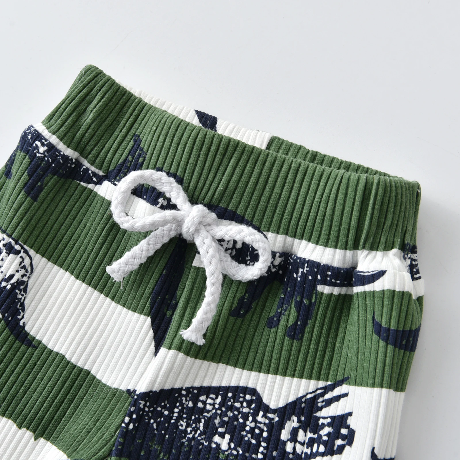 Трикотажный комплект одежды с длинным рукавом V-образным вырезом и брюками