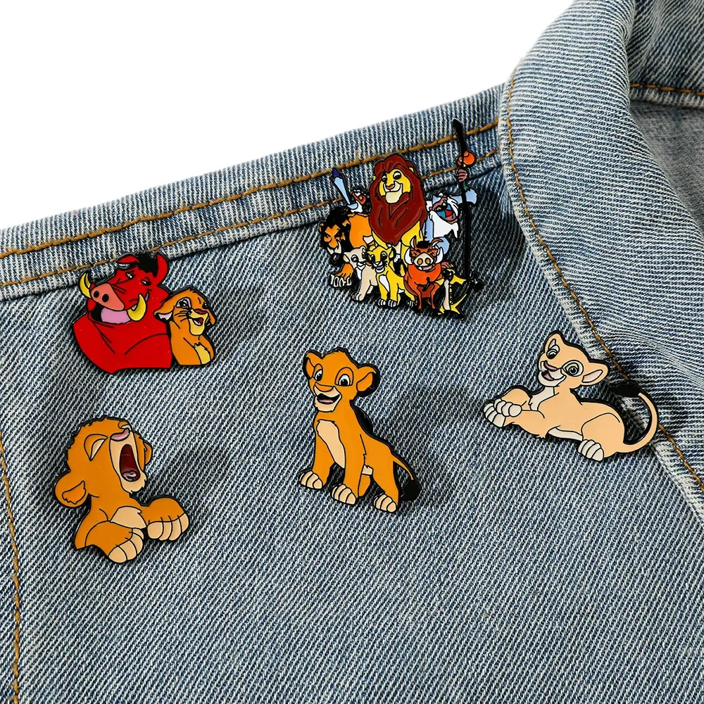 Эмалированная брошь в виде льва