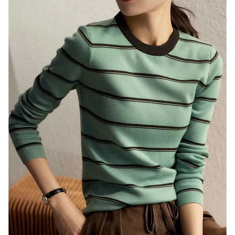 Рисунок 6 - Женский трикотажный свитер с контрастной полосой