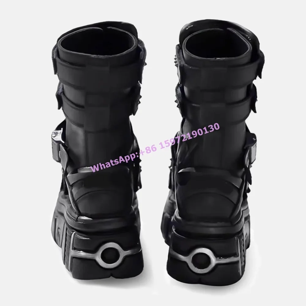 Черные ботинки с заклепками и несколькими пряжками модные парные туфли на