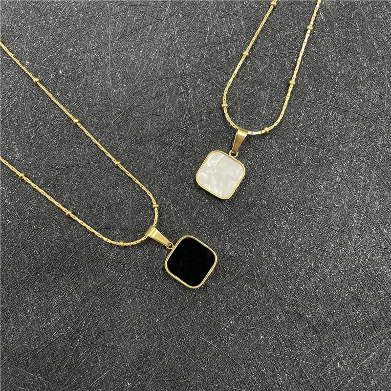 

2022 New Fashion Women White/Black Fritillaria Square Pendant Chain Necklace Women Sexy Party Titanium Steel Chain Necklace