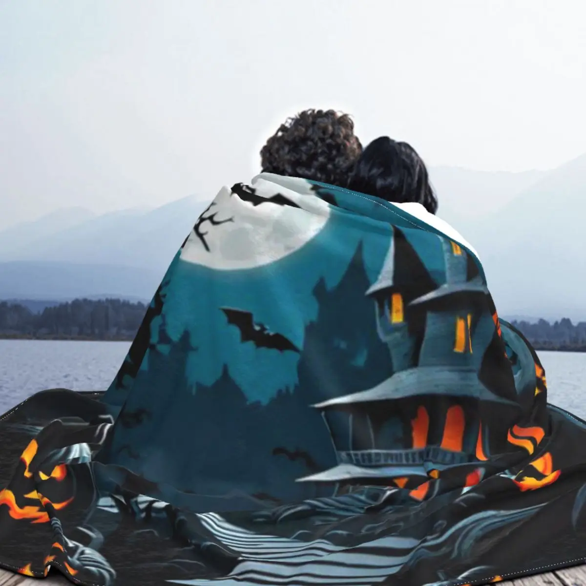 Жуткий дом с привидениями в сумерках. Ультрамягкое одеяло из микрофлиса.