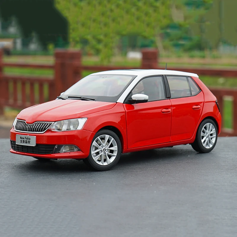 

Литая модель автомобиля Skoda Fabia из сплава в масштабе 1:18, многоцветная Классическая коллекция для взрослых, Подарочный дисплей, сувенирное украшение