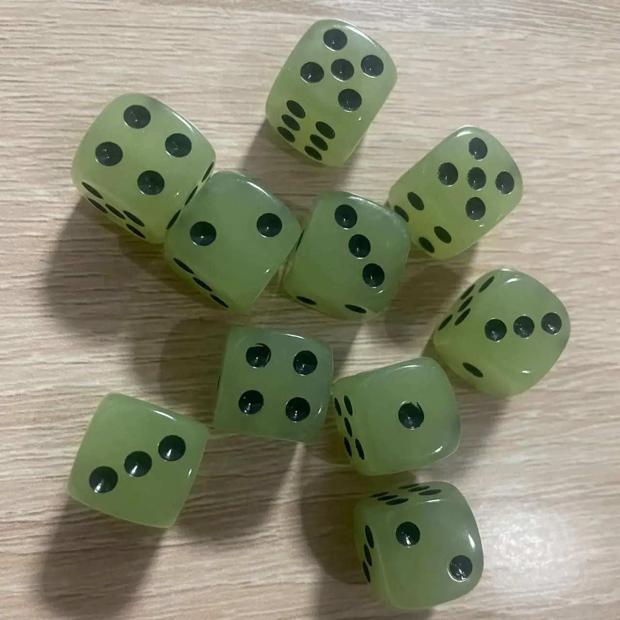 10 шт. 14 мм D6 шестисторонние светящиеся в темноте игральные кости для DND MTG Tenzi Farkle