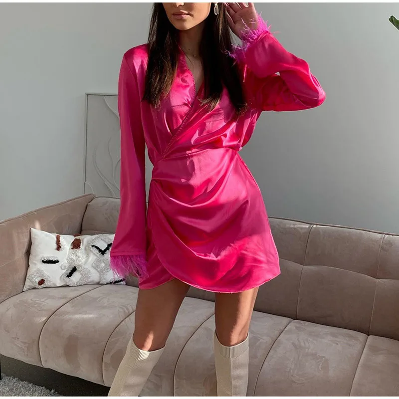 

Женское атласное мини-платье с декоративными перьями, розово-красное плиссированное платье с асимметричным подолом, весна 2023