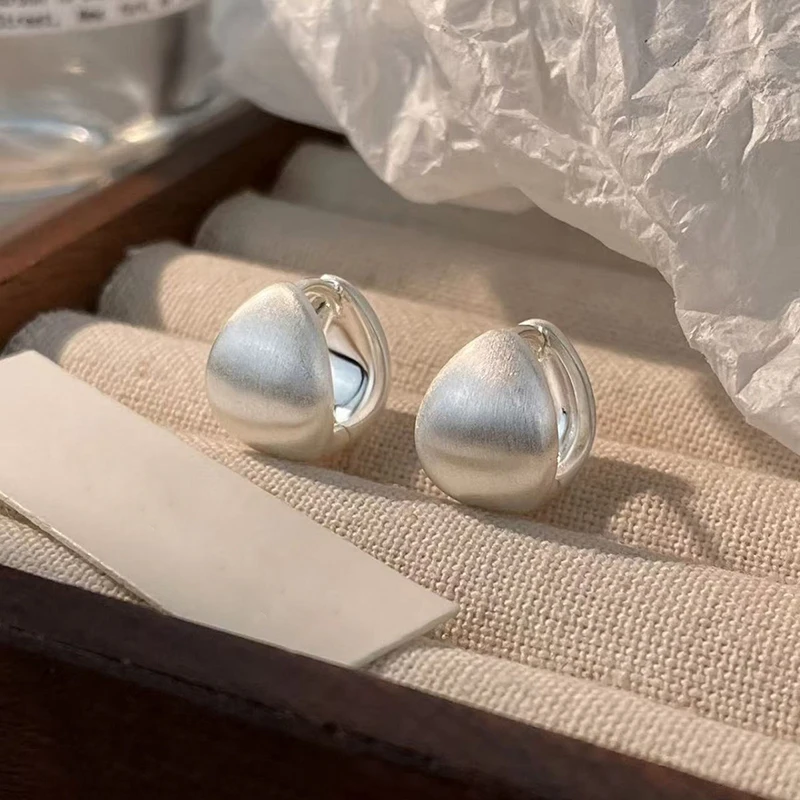 Фото Настоящие серьги-кольца из матового серебра 925 пробы для очаровательных женщин, изысканные ювелирные украшения, необычные классические минималистичные аксессуары №1