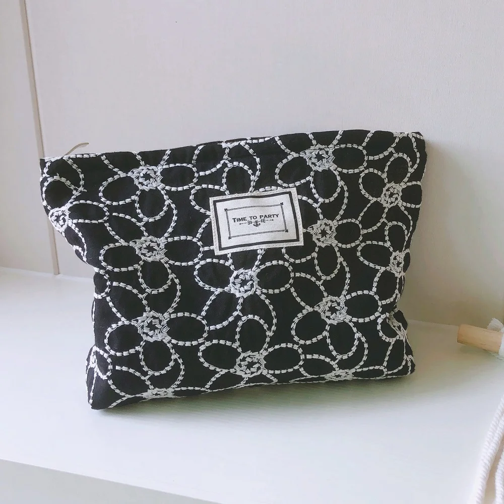 

Косметичка для женщин, цветочный чехол для макияжа, корейский органайзер для косметики с вышивкой, дорожная сумка для туалетных принадлежн...