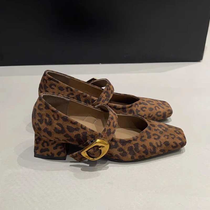 Леопардовые женские туфли Мэри Джейн с квадратным носком замшевые на среднем