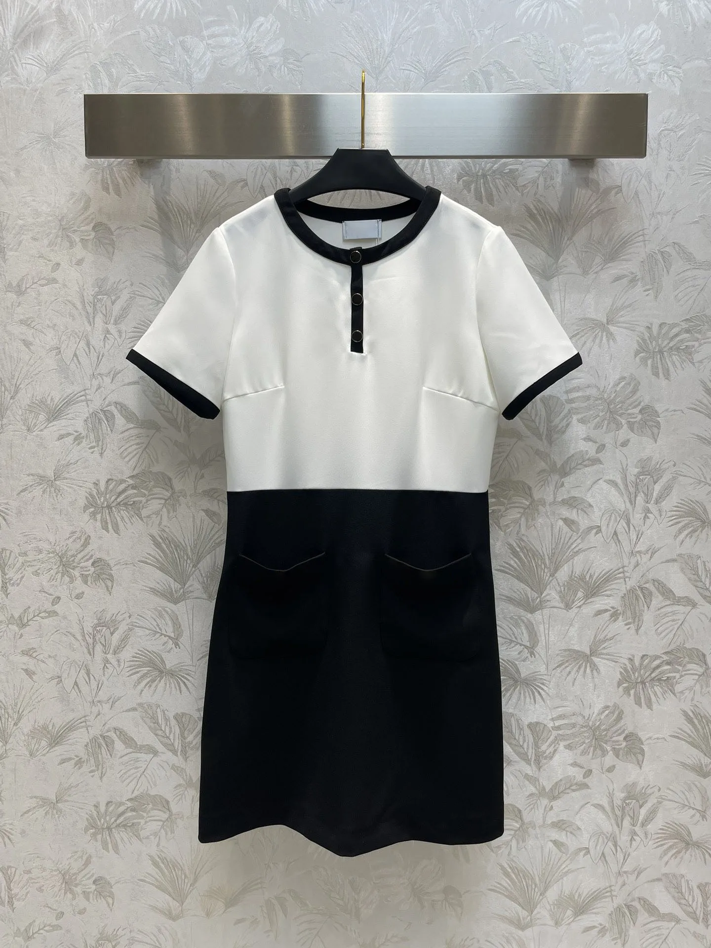 

2023 Spring and summer new black and white color short-sleeved dress