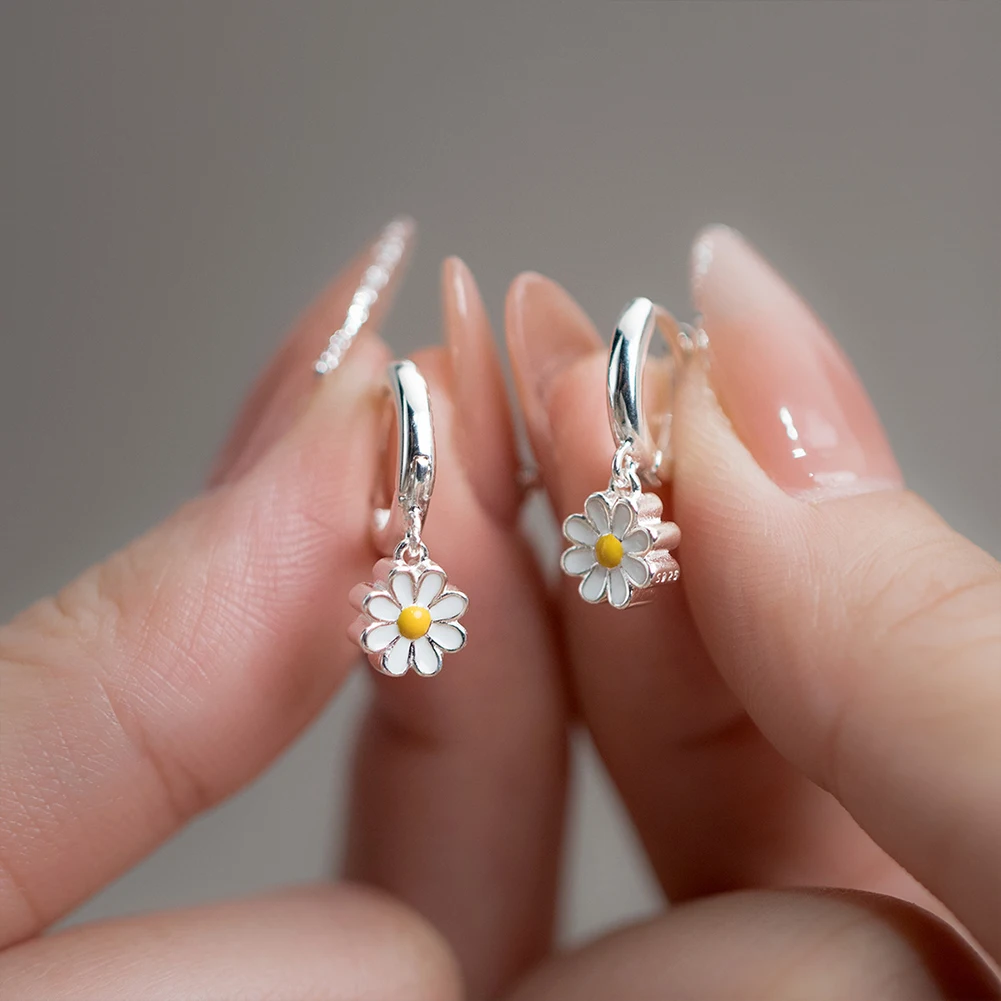 

New Korean Daisy Flower Stud Earrings For Women Sweet Flower Hanging Earrings Simple Small Earring Girls Party Jewelry Gifts