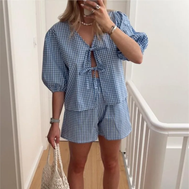 Женские шорты в клетку свободные ажурные с V-образным вырезом летний женский