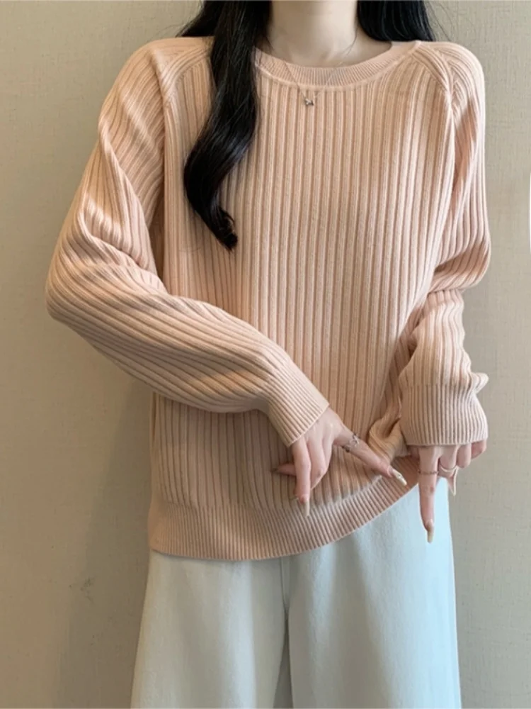 Женский вязаный реглан в тонкую полоску с длинными рукавами ранняя осень 2024