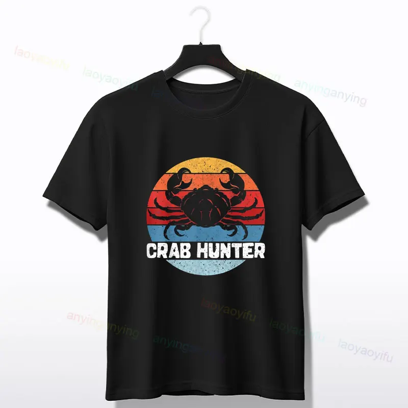Фото Мужская футболка с рисунком Crab Hunter, футболка из 100% хлопка с короткими рукавами, идеально подходящая для повседневной носки или любителей морепродуктов, уличная одежда №1