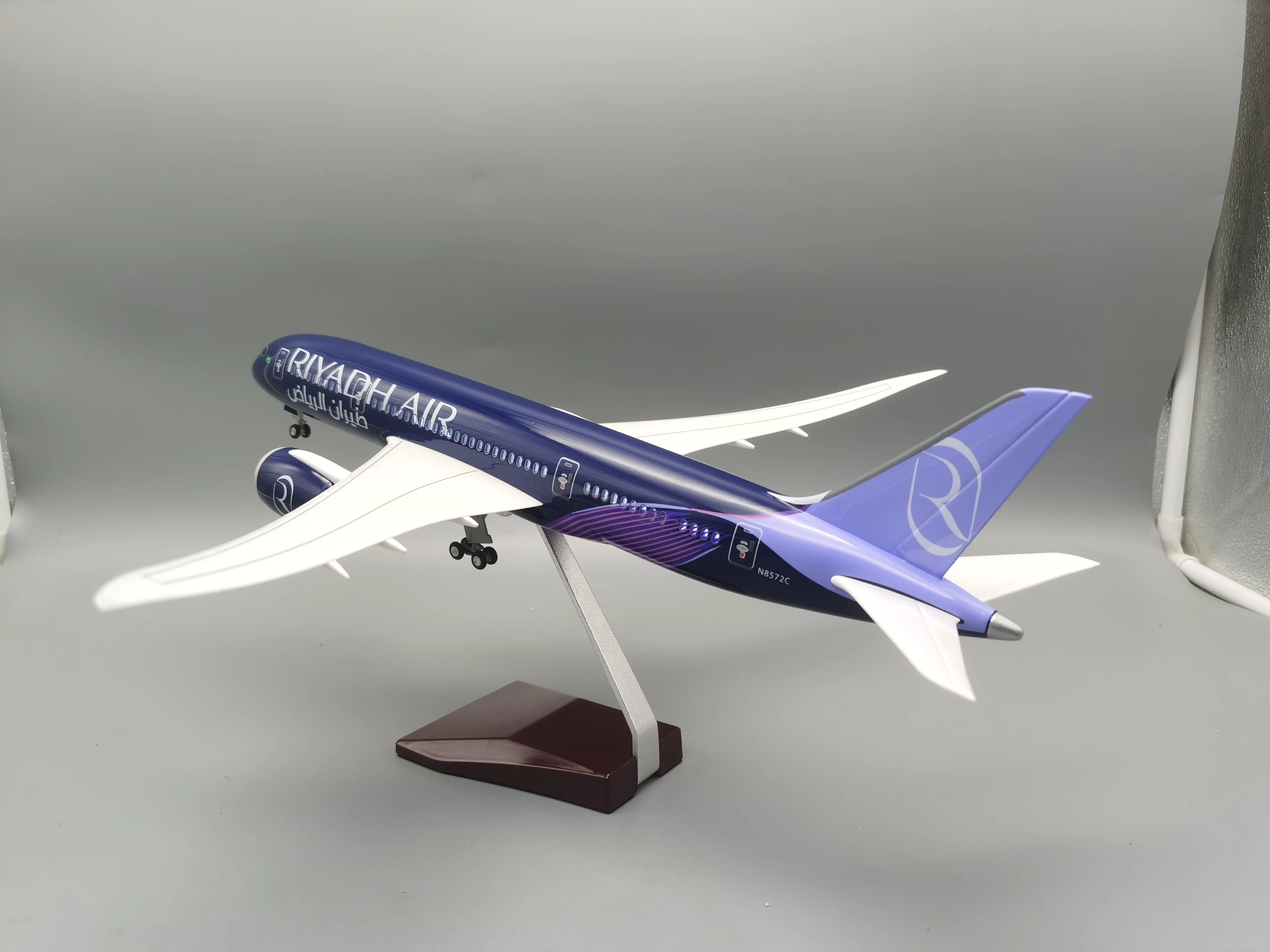 Модель самолета 43 см B787 Riyadh Airline из смолы с подсветкой и светодиодной для