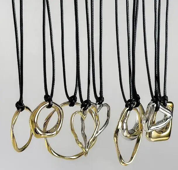 

Geometric Hollow Heart Choker Necklace Fashionable Neck Jewelry with Irregular Pendant Necklaces For Sweet Versatile Style