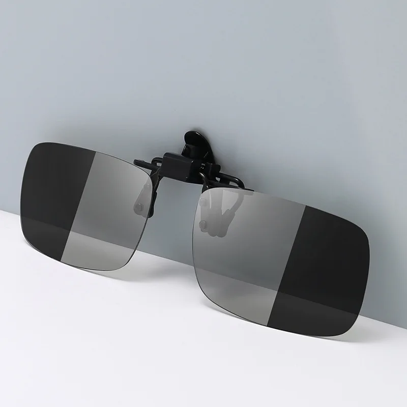 

Ultra-light men's sunglasses can turn up the sunshade polarizing clip, and women's intelligent photosensitive sunglasses clip.