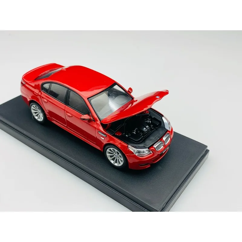 Фото Модель автомобиля KYOSHO M5 E60 из литого металла, масштаб 1:43 №4