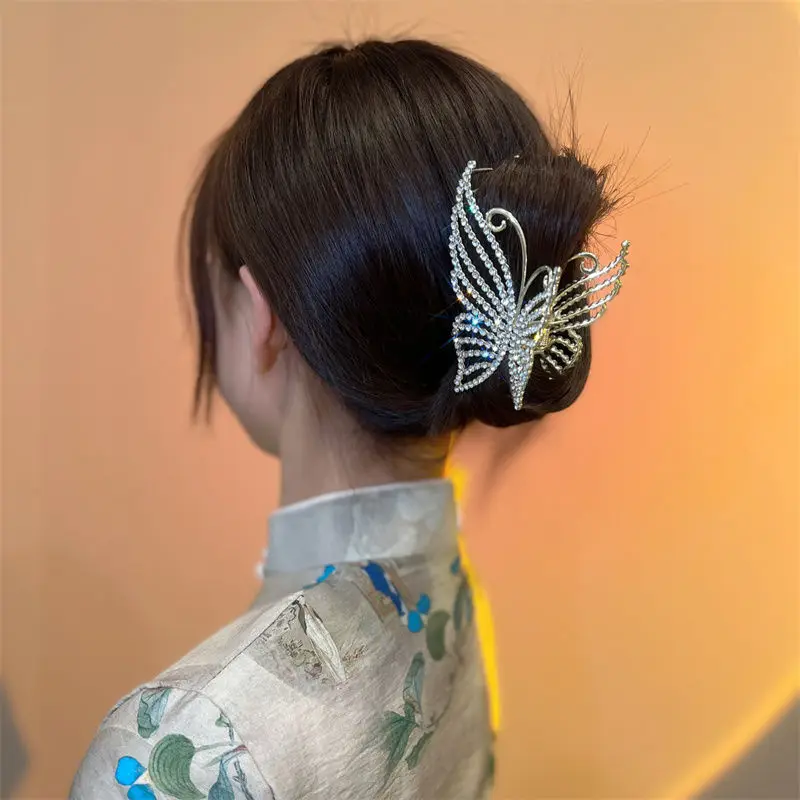 

2023 Korean Fashion Hair Clips Claw Women Shiny Rhinestone Pearl Butterfly Metal Hollow Crab Shark Clip Luxury Hair Accessories