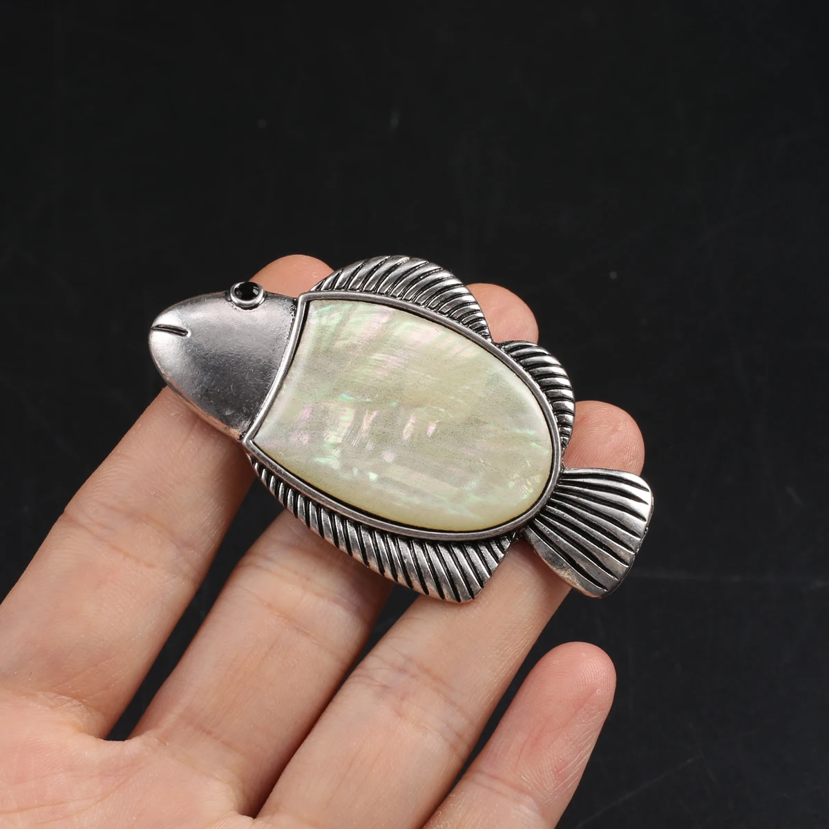 

Women Brooch Natural The Mother Of Pearl Exquisite Fish-Shaped Pendant Brooch For jewelry making DIY Necklace Accessory