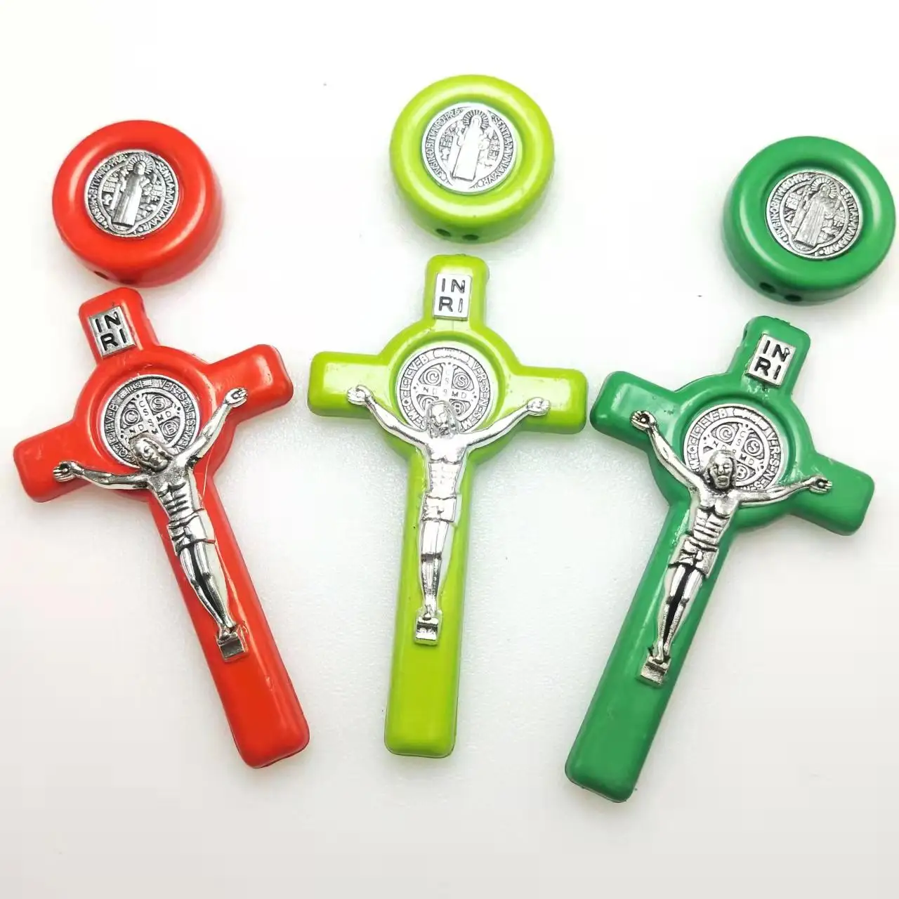 

Пластиковая подвеска в виде распятия Иисуса ручной работы