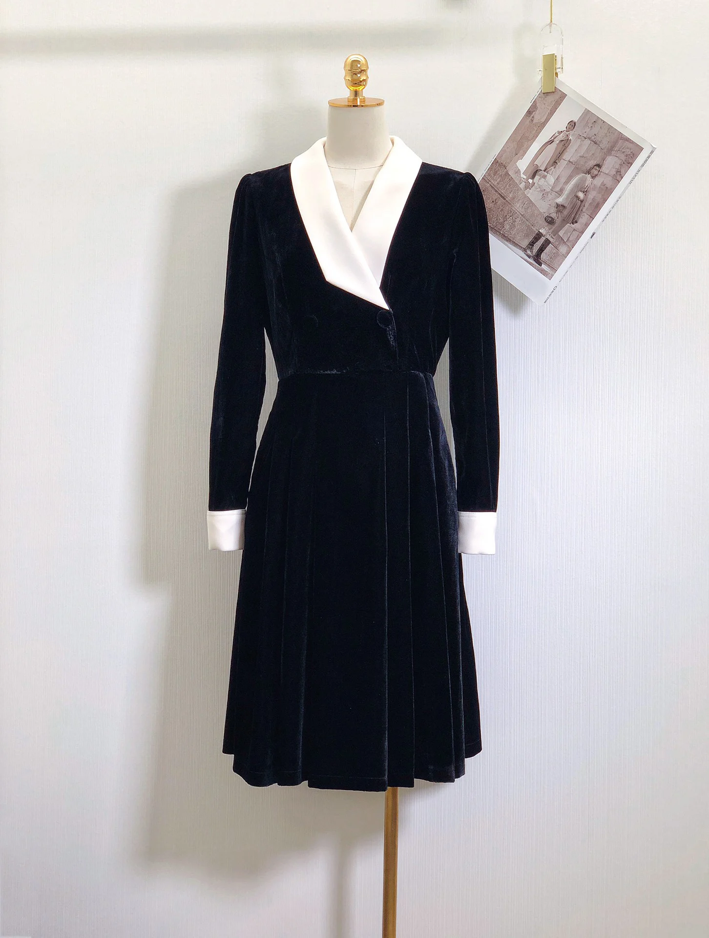 

Элегантное Шелковое бархатное платье с V-образным вырезом